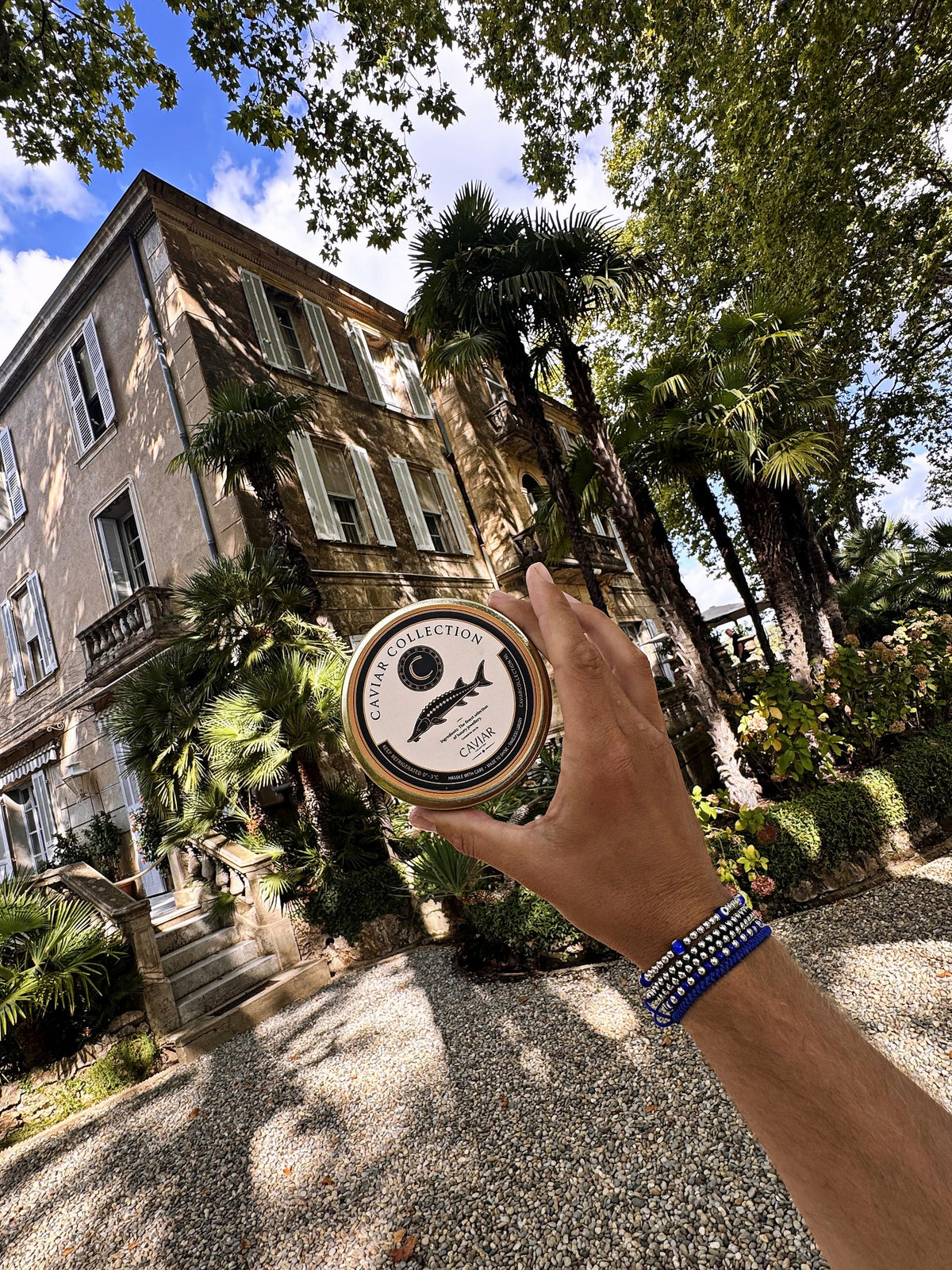 Caviar Box in de hand voor een villa